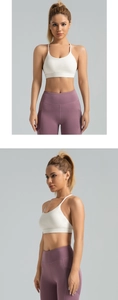 Detailansicht der lila High-Waist-Yogahose mit praktischen Seitentaschen am Bein
