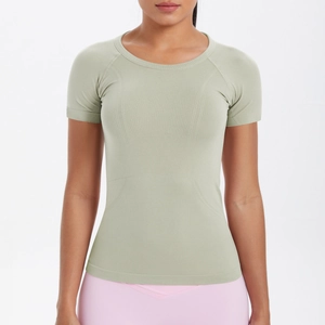 Dettaglio della maglia senza cuciture e dei fori traspiranti sulla t-shirt sportiva verde menta