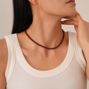 Girocollo vintage con perline di cristallo rosso scuro sul collo in stile minimalista