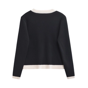 Vista posteriore di un cardigan nero in maglia con eleganti bordi a contrasto crema