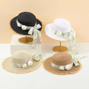 Elegante Strohhüte für den Sommer mit weißen Rosenakzenten und grünen Blumenbändern, 4er Set