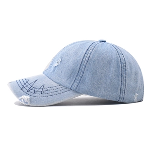 Berretto da baseball in denim lavato azzurro con dettagli consumati e cuciture