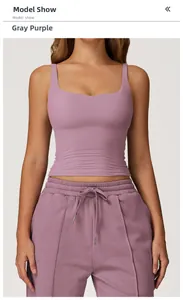 Détail du débardeur de yoga gris violet et du pantalon de sport à taille haute