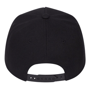 Dettaglio del cappellino da baseball in cotone nero con chiusura snapback regolabile sul retro