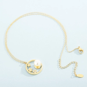 Collier élégant en acier titane doré avec pendentif étoile, perle et petit cristal