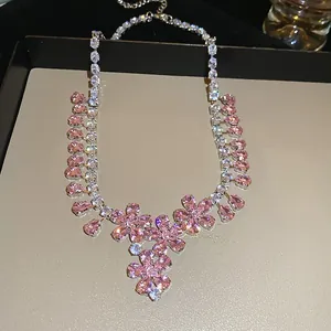 Dettaglio della collana di fiori in argento con zirconi rosa e pendenti a goccia
