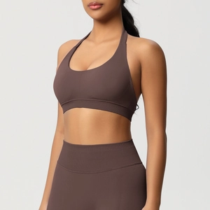 Détail de l'ensemble de sport marron chocolat avec legging taille haute et brassière