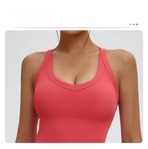 Gros plan sur le décolleté en U de ce débardeur de sport de yoga rose corail élastique