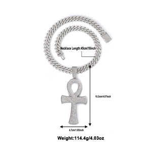 Vue détaillée du collier croix Ankh en argent avec strass et dimensions précises