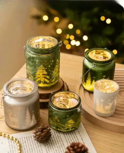 Détail d'un photophore de Noël en verre avec motifs de renne et éclairage LED chaud