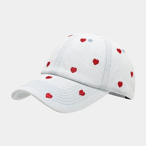 Casquette de baseball en jean bleu clair avec broderies cœur rouge et visière courbée