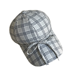 Casquette de baseball à carreaux pour femmes avec un joli nœud papillon en noir et blanc