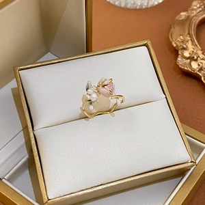 Detalle de anillo de flor dorada con perla de agua dulce en caja de regalo elegante