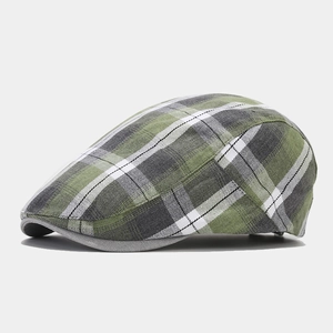 Vue latérale de la casquette plate à carreaux olive et gris avec texture en coton sergé
