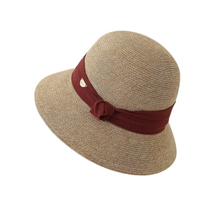 Chapeau de soleil élégant en paille avec ruban rouge foncé et boucle en métal doré