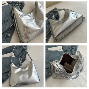 Collage della borsa hobo argento con dettagli a farfalla e tracolla regolabile