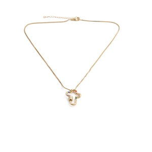 Détail d'un collier avec pendentif mousqueton doré orné de touches d'émail coloré