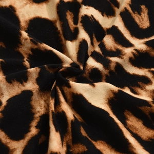Makroaufnahme von Leopardenstoff mit detaillierter Stricktextur und weichem Faltenwurf