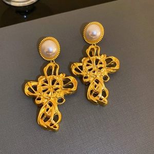 Antike goldfarbene Perlen Kreuz Ohrringe, barocke Palast Stil Statement Ohrstecker Schmuck.