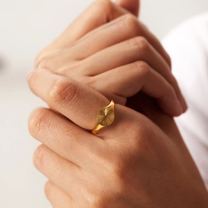 Bague soleil empilable plaquée or 18 carats avec un design géométrique pour femmes