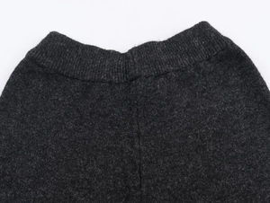 Detailaufnahme des dunkelgrauen Strickbunds mit hoher Elastizität und feiner Textur