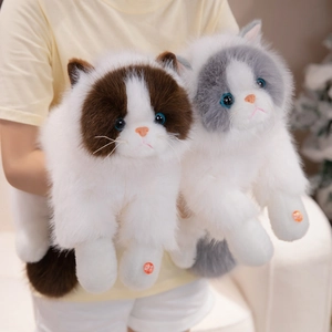 Jouets chats en peluche réalistes avec yeux bleus et fonction sonore portés par un modèle