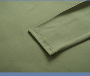 Détail du sweat-shirt vert olive montrant la double piqûre sur le poignet en maille