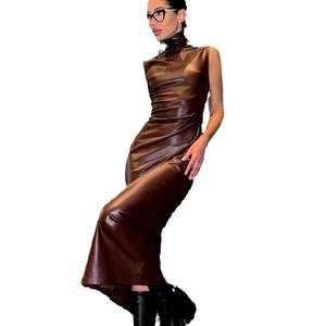Robe élégante sans manches en similicuir marron avec col montant et fente