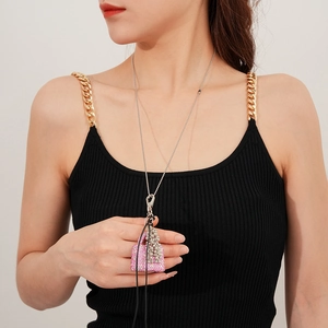 Détail du collier avec pendentif sac en cristal rose et breloques de perles argentées