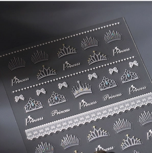Détail de stickers à ongles 5D laser argenté avec motifs couronne, dentelle et princesse