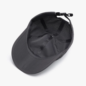 Casquette de baseball en mesh respirant montrant la bande intérieure et la boucle