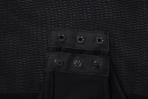 Gros plan détaillé sur les trois boutons-pression en métal et la texture du tissu noir
