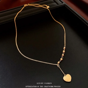 Collana cuore minimalista placcata oro 18K con finitura spazzolata e perline geometriche
