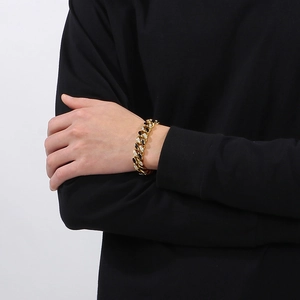 Détail du bracelet gourmette doré 14mm avec émail noir et pierres de zircon blanc