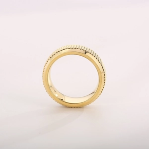 Détail montrant le motif de maille tissée sur la surface de la bague rotative dorée