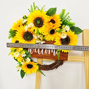 Détail d'une couronne de tournesols de 42cm avec panneau Welcome et règle mesurant le diamètre