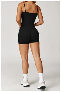 Vue arrière de l'ensemble de yoga noir avec haut court et short à taille haute