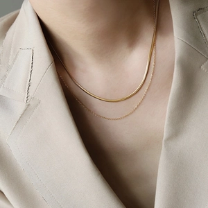 Minimalistische zweilagige Schlangenkette und O-Kette aus 18K vergoldetem Edelstahl