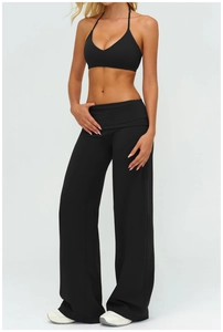 Detail von schwarzem V-Ausschnitt Halter-Sport-BH und High-Waist Yoga-Hose mit weitem Bein
