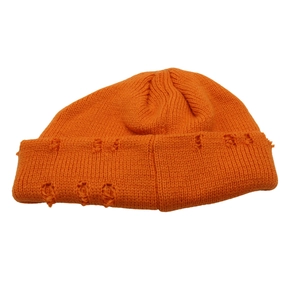 Berretto in maglia arancione vivace con dettagli strappati e stile streetwear retrò
