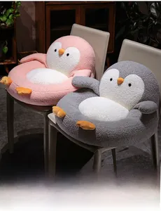 Détail du coussin de chaise pingouin doux avec texture laine d'agneau et accoudoirs