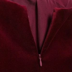 Top bustier en velours rouge foncé avec fermeture éclair cachée et dos en V