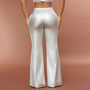 Vue arrière du pantalon argenté métallisé à taille haute avec texture scintillante
