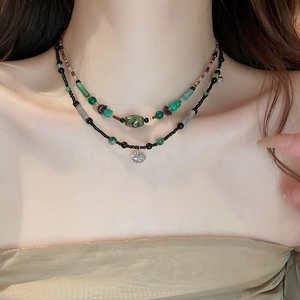 Choker double couche style chinois avec perles vertes et pendentif serrure de longévité
