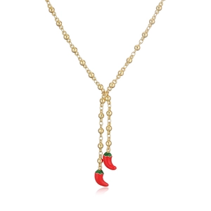 Detail der goldenen Perlenkette mit zwei realistischen roten Chili-Anhängern