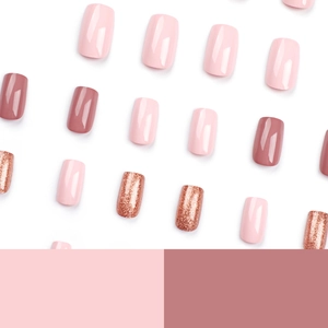 Set di unghie finte rosa lucido e glitter oro rosa in varie dimensioni su sfondo bianco