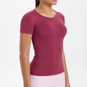 Dettaglio del tessuto traspirante a maglia senza cuciture su t-shirt sportiva bordeaux
