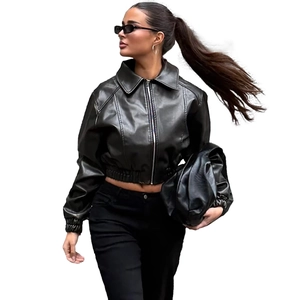 Giacca corta in ecopelle nera slim fit con risvolto e cerniera metallica per donna