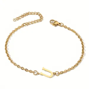 Nahaufnahme von 18K vergoldetem Armband mit U-Anhänger und praktischem Karabinerverschluss