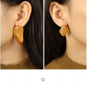 Détails de boucles d'oreilles dorées torsadées en motifs ovale et carré tressé